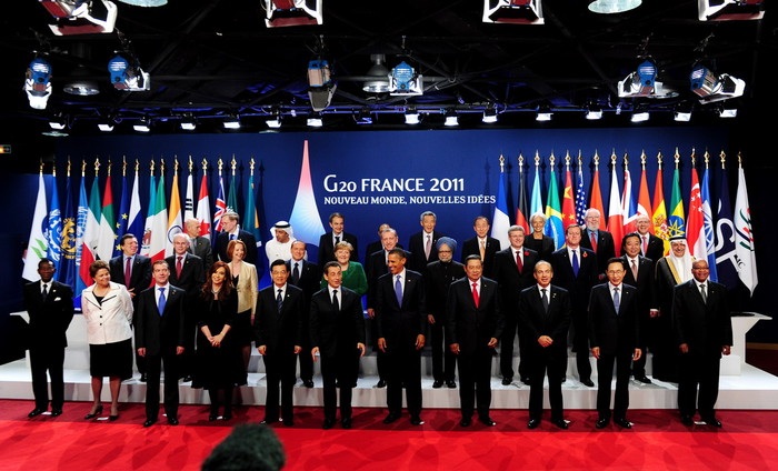 ▲ 이명박 대통령이 3일(현지시간) 프랑스 칸 르 팔레 데 페스티벌에서 열린 G20 정상회의 포토세션에서 각국 정상들과 기념촬영하고 있다.ⓒ청와대