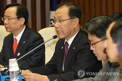 ▲ 한나라당 황우여 원내대표가 4일 오전 국회에서 열린 주요당직자회의에서 민주당과 민노당의 맹목적 한-미 FTA 반대 움직임을 비판하고 있다. ⓒ연합뉴스