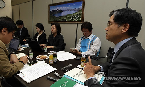 ▲ 최석영 외교통상부 한미FTA 교섭대표가 3일 오후 정부중앙청사 별관에서 가진 기자 간담회에서 한미FTA 의 주요 논점에 대해 설명하고 있다.   연합뉴스