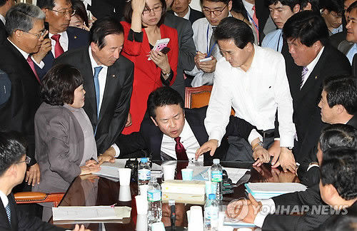 ▲ 국회 외통위 남경필 위원장이 2일 오후 외통위 소회의실에서 한-미 FTA 비준동의안을 상정한 뒤 야당 의원들의 몸싸움에 대항해 자리를 사수하고 있다. ⓒ연합뉴스