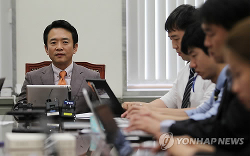 ▲ 남경필 국회 외교통상통일위원장이 4일 국회 외통위 소회의실에서 기자간담회를 갖고 있다. ⓒ연합뉴스