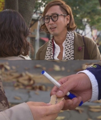 ▲ 정재형이 윤유선에게 전화번호를 건네고 있다. ⓒ 사진=하이킥 방송화면 캡쳐