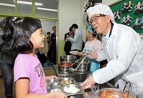 ▲ 서울시교육청이 서울시의 무상급식 예산 추가 부담을 요구하고 나서면서 골머리를 앓고 있다. 추가 부담을 요구하는 상황에서 서울시가 내년도 무상급식 예산 마련에 골머리를 앓고 있다. 사진은 박원순 서울시장이 예비후보 시절 서울 성북구 정릉동 숭덕초등학교에서 배식을 하는 모습. ⓒ 연합뉴스