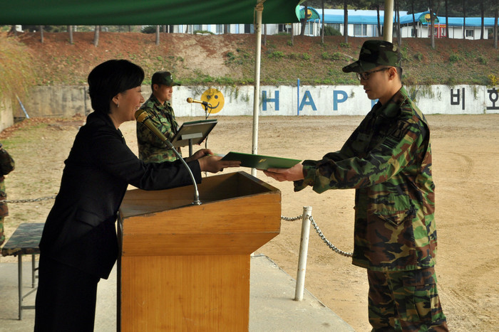 ▲ 철로에서 위기에 처한 시민의 생명을 구한 이경택 상병이  4일 제1포병여단에서 강칠순 코레일 서울본부장으로부터 감사장을 받고 있다.ⓒ뉴데일리 편집국