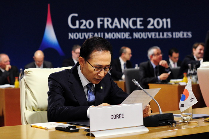 ▲ 이명박 대통령이 3일(현지시간) 프랑스 칸 르 팔레 데 페스티벌에서 열린 G20 정상회의 제1세션에 참석, 자료를 보고 있다.ⓒ청와대