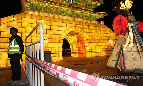 ▲ (서울=연합뉴스)= 4일 오후 서울 중구 청계천 장통교 인근에서 열린 서울 등축제 개막식에서 박 시장이 기념사진을 찍으려는 순간 바닥 합판이 몰려든 취재진과 시민의 무게를 이기지 못하고 20cm 가량 꺼졌다. 사진은 상황 정리 후 내려 앉은 현장을 관계자가 통제하고 있는 모습.ⓒ