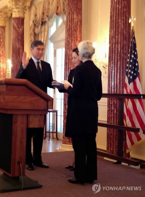 ▲ 미국무부 벤저민 프랭클린 룸에서 3일 공식선서식을 하는 성김 대사. 부인 정재은씨가 성경을 들고 눈물을 흘렸다.(연합뉴스)