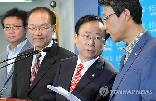 ▲ 한나라당 이주영 정책위의장이 김성식 정책위부의장과 이야기를 나누고 있다. 왼쪽에는 정태근 의원과 황우여 원내대표. ⓒ연합뉴스