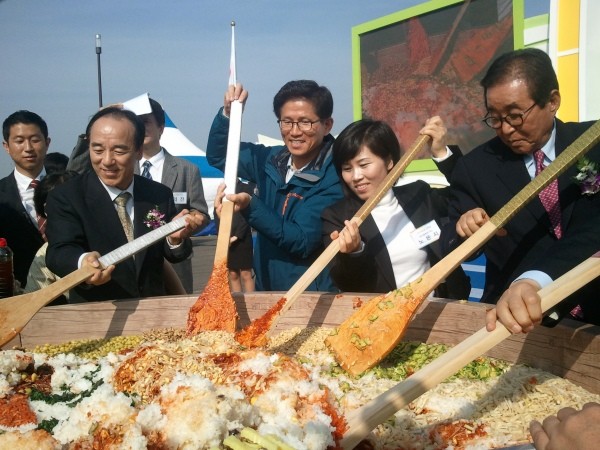 ▲ 사진 = 김일주 북한이탈주민지원재단 이사장(왼쪽에서 네번째)과 김문수 경기지사(왼쪽에서 두번째) 등이 '팔도 비빔밥'을 만들고 있다. ⓒ뉴데일리.