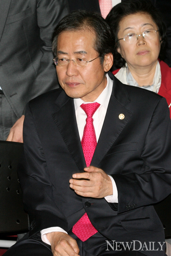 ▲ 한나라당이 10.26 서울시장 보궐선거 참패에 따른 쇄신안을 하나씩 내놓기 시작하면서 여권 내 논란이 일고 있다. 사진은 한나라당 홍준표 대표.  ⓒ 뉴데일리