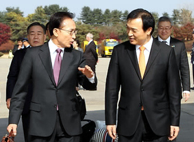 ▲ G20정상회의를 마치고 귀국한 이명박 대통령이 5일 경기 성남 서울공항에서 임태희 대통령 실장과 이야기를 나누고 있다. ⓒ 연합뉴스