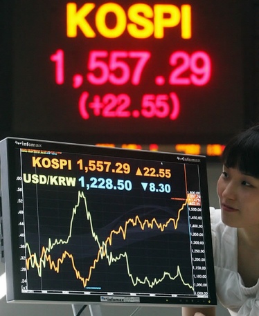 ▲ 10대 그룹 시가총액이 작년에 비해 7% 가까이 줄어든 것으로 나타났다. 해당 이미지는 한국거래소 전광판 자료사진.ⓒ뉴데일리 편집국