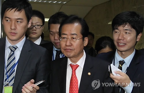 ▲ 한나라당 홍준표 대표가 7일 국회에서 열린 최고위원회의를 마치고 나서 국회를 나서며 취재진의 질문을 받고 있다. ⓒ연합뉴스