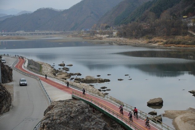 ▲ 강촌교에서 내려다 본 강촌 유원지에서 가평 춘성대교까지 푸른 강을 따라 이어지는 13.2km의 강촌길이라 이름 붙여진 자전거길은 강촌의 지역 발전에 크게 기여를 할 것이다.  ⓒ 이오봉 기자