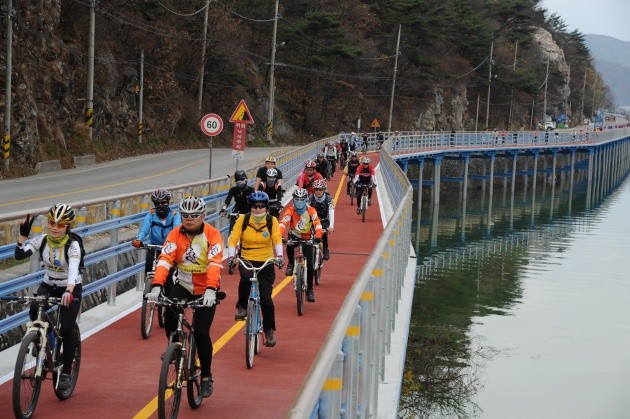 ▲ 삼악산의 산 그림자가 물위에 어른거리는 춘천 의암호 연안을 따라 달리는 환상적인 저전거길. 춘천의 새로운 명소로 손꼽힐 것이다.  ⓒ 이오봉 기자