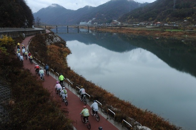 ▲ 가을비를 맞으며 묵묵히 화천에서 북한강 줄기를 따라 화천 댐을 지나 평화의 댐까지 자전거를 타고 달려가는 자전거 동호인들.   ⓒ 이오봉 기자