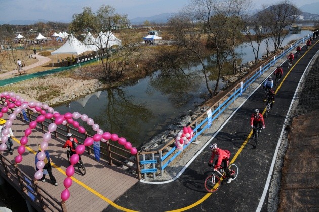 ▲ 춘천시 서면 문학공원에서 열린 춘천지역 북한강살리기 자전거길 개방식에는 서울과 춘천의 자전거 동호인 200여명 등 600여명이 참석한 가운데 열렸다.  ⓒ 이오봉 기자