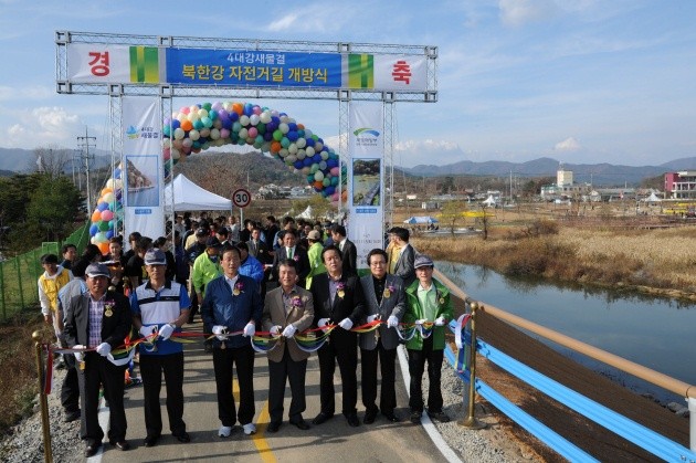 ▲ 춘천시 서면 문학공원에서 열린 춘천 북한강 자전거길 개방식에 이광준 춘천시장과 지역주민 대표 등과 함께 등과 함께 테잎 커팅을 하는 권도엽 국토해양부장관(가운데)과 심명필 4대강살리기 추진본부장.  ⓒ 이오봉 기자