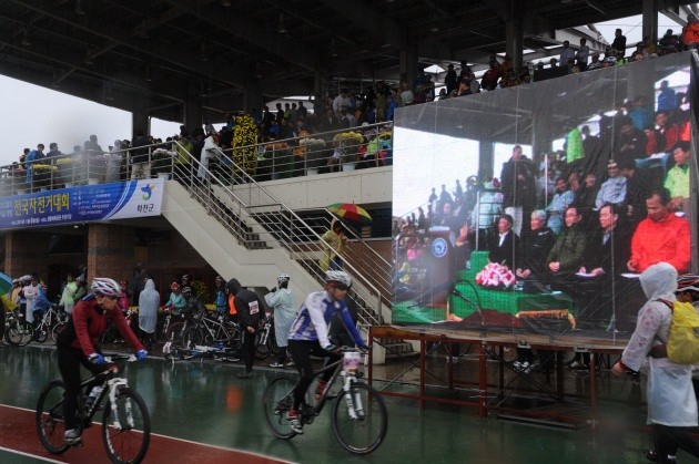 ▲ 11월 6일 가을비가 내리는 가운데 화천군 체육공원에서 열린 화천 북한강 자전거길 개방행사에는 DMZ랠리 자전거대회 참가 선수 1,500명 등 2,000여명이 참가 하여 축제 분위기를 자아냈다.  ⓒ 이오봉 기자