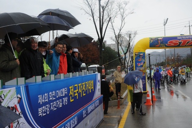 ▲ 전국에 참가한 DMZ 랠리 자전거대회 선수들이 권오엽 국토해양부 장관, 맹형규 행정안전부 장관, 최문순 강원도지사, 정갑철 화천군수 등 내빈들이 지켜보는 가운데 평화의 댐으로 달려 나가고 있다.  ⓒ 이오봉 기자