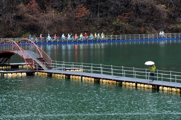▲ 자전거 라이더들에게 물 위를 달리는 듯한 느낌을안겨 주는 화천군 하남면 위라리에서 거레리까지 4.487Km의 수상가교 자전거길.   ⓒ 이오봉 기자