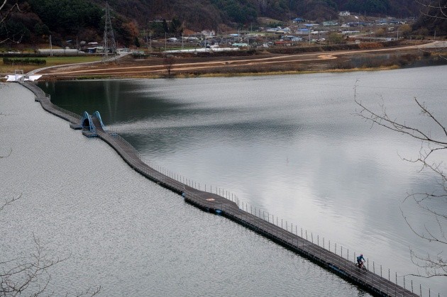 ▲ 새로 개통된 북한강 좌안의 화천군 하남면 거레리 자전거길과 우안의 원천리 자전거길을 잇는 강을 가로지르는 수상가교 자전거길인 푼툰교. 자전거 라이더들에게 스릴를 느끼게 한다.   ⓒ 이오봉 기자