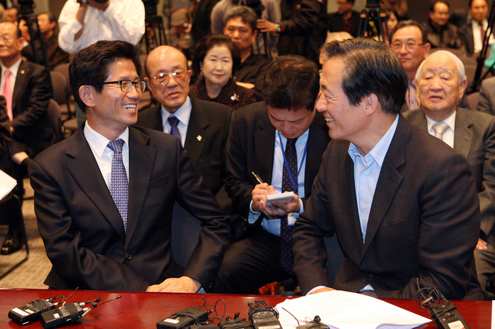 ▲ 김문수(왼쪽) 경기도지사와 한나라당 정몽준 전 대표가 7일 서울 중구 프레스센미래한국국민연합 창립1주년 지도자포럼에 참석, 환담하고 있다.ⓒ뉴데일리