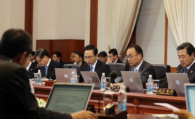 ▲ 이명박 대통령이 8일 청와대에서 국무회의를 주재하고 있다.ⓒ청와대
