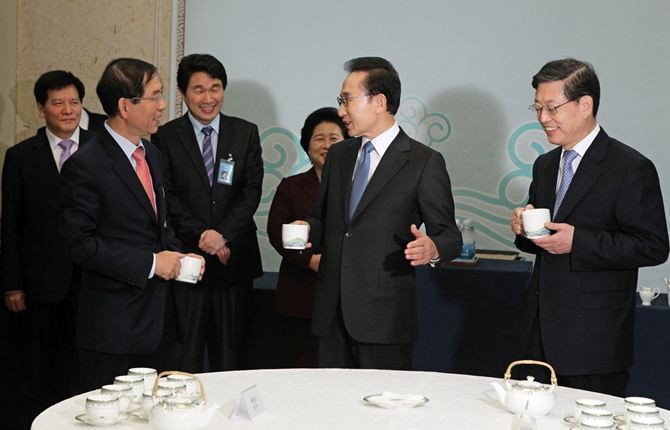 ▲ 이명박 대통령이 8일 청와대에서 열린 국무회에서 박원순 서울시장과 환담을 나누고 있다.ⓒ청와대