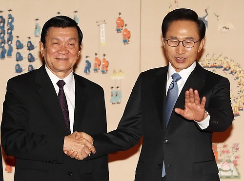 ▲ 이명박 대통령과 쯔엉떤상 베트남 국가주석(대통령)이 8일 청와대에서 단독정상회담을 갖기 전 악수하고 있다. ⓒ연합뉴스