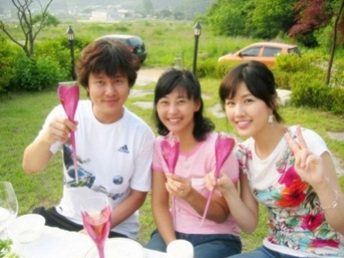 ▲ 박은지와 그의 언니 그리고 감우성 세 사람이 밝은 표정을 짓고 있다. ⓒ 사진=박은지 트위터