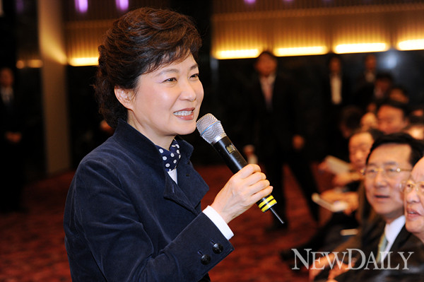 ▲ 박근혜 한나라당 전 대표가 지난 3일 최경환 의원의 출판기념회장에서 인사말을 건네고 있다. ⓒ 양호상 기자