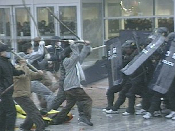 ▲ 2006년 12월 6일 제2차 '한미FTA저지 범국민대회' 당시 경찰에게 쇠파이프를 휘두르는 시위대.[화면캡쳐: SBS 뉴스]