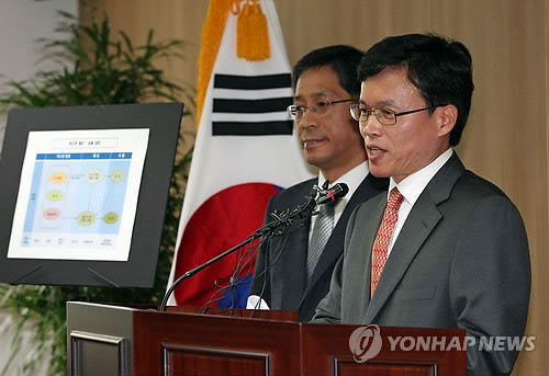 ▲ 원자력안전위원회 손재영(왼쪽) 사무처장과 원자력안전기술원 조건우 방사선규제부장이 8일 노원구 일부도로 방사성 물질 분석결과 및 향후 대책을 발표하고 있다. 위원회는 문제의 도로 방사선 준위에 대해 안전상 이상이 없다고 평가했다.ⓒ뉴데일리 편집국