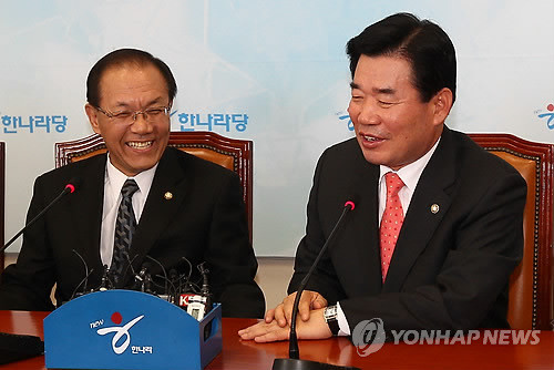 ▲ 한미FTA 협상을 벌이고 있는 황우여 한나라당 원내대표(오른쪽), 김진표 민주당 원내대표. ⓒ 연합뉴스