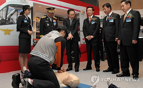 ▲ 이명박 대통령이 9일 오전 서울 종로구 세종문화회관에서 열린 제49주년 소방의날 기념식에서 이기환 소방방재청장 등 관계자들이 지켜보는 가운데 119 구급대의 심폐소생술 시범을 따라해보고 있다. ⓒ연합뉴스