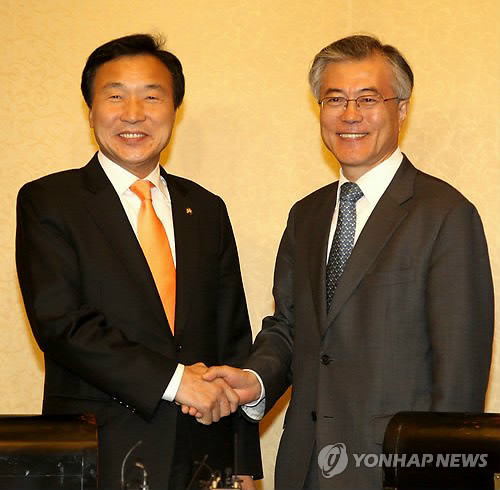 ▲ 민주당 손학규 대표와 혁신과통합 문재인 상임대표가 9일 여의도 렉싱턴 호텔에서 만나 악수하고 있다. ⓒ 연합뉴스