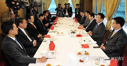 ▲ 9일 오후 여의도 한 중식당에서 열린 한나라당 쇄신파 오찬 회동에서 참석 의원들이 이야기를 나누고 있다. ⓒ 연합뉴스