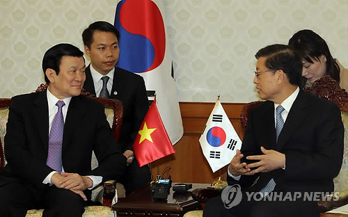 ▲ 김황식 국무총리가 9일 오전 정부중앙청사에서 쯔엉떤상 베트남 국가주석과의 만나 환담하고 있다.ⓒ연합뉴스