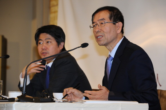 ▲ 박원순 서울시장이 9일 오후 서울 중구 프레스센테에서 열린 외신기자클럽 초청 간담회에서 기자의 질문에 답하고 있다.ⓒ뉴데일리