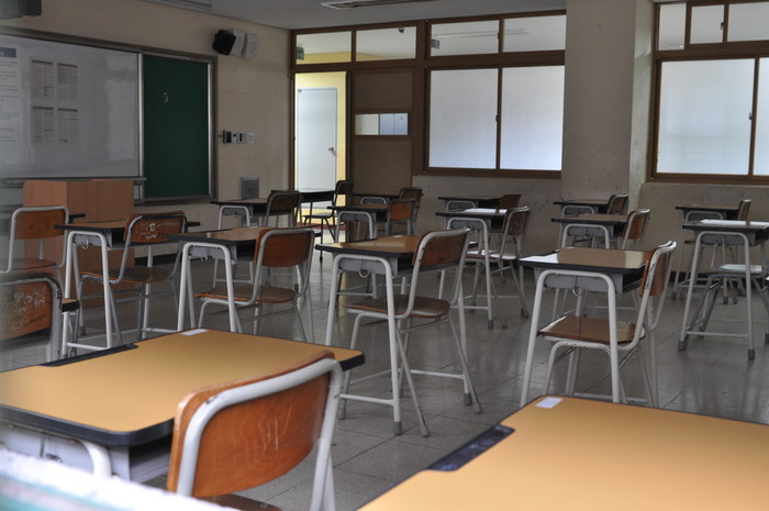 ▲ 사진 = ‘결전의 날’을 하루 앞둔 텅 빈 교실의 모습이다.