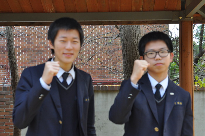▲ 사진 = 경복고에서 시험을 보게 될 용산고 이태영, 이군철 학생이 파이팅을 외치고 있다.