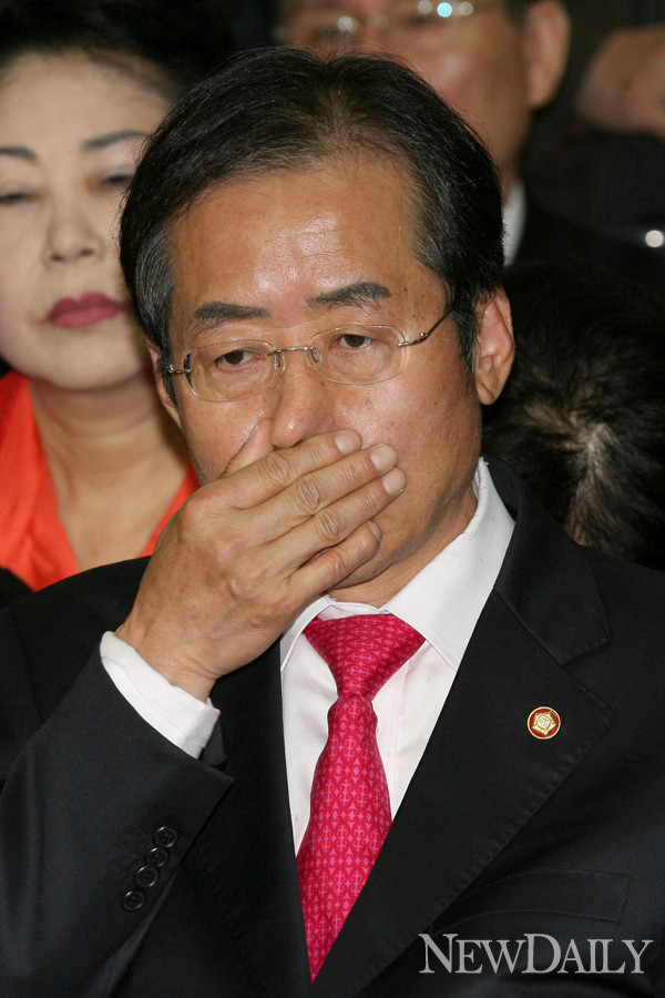 ▲ 홍준표 한나라당 대표가 9일 국회에서 열린 의원총회에서 그간 자신의 발언에 대해 사과했다. ⓒ 뉴데일리