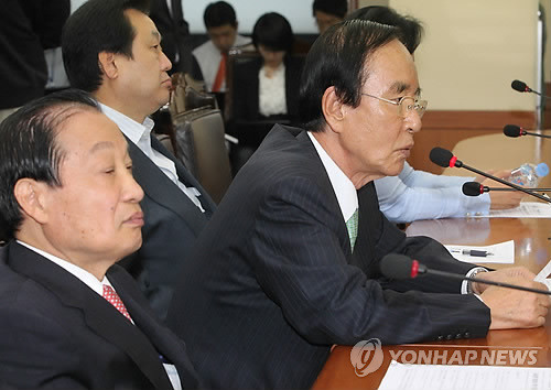 ▲ 한나라당 이해봉 의원이 9일 오전 여의도 한나라당사에서 열린 최고중진연석회에서 충선 물갈이론을 강력하게 비판하게 있다. ⓒ연합뉴스