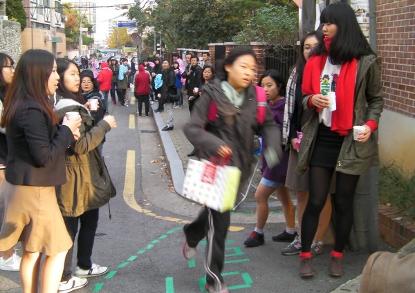 ▲ 사진 = 시험장에 늦게 도착한 한 수험생이 서둘러 입장하고 있다.