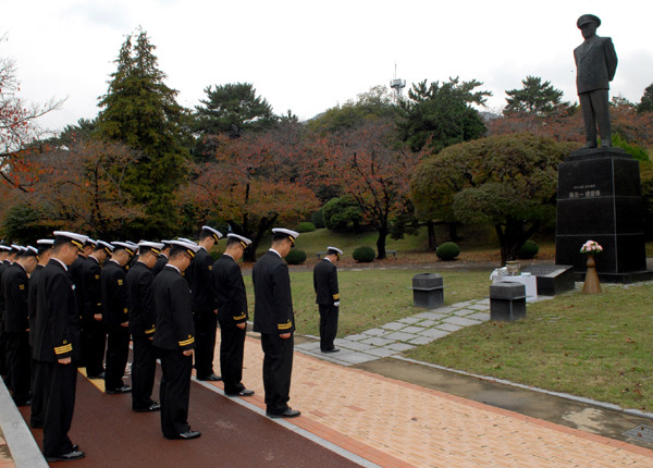 ▲ 해군 장병들이 '해군의 아버지' 손원일 제독 동상 앞에서 묵념하고 있다.