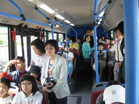 ▲ 국토부가 수도권 광역급행버스 5개 노선 사업자 선정을 위한 재공모에 들어갔다. 해당 이미지는 승객들이 탑승한 시내버스 내부의 자료사진.ⓒ뉴데일리 편집국