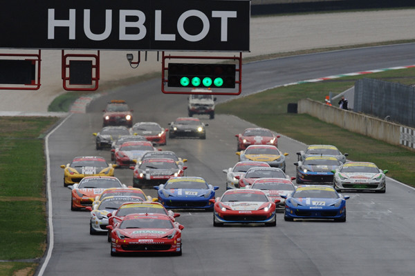 ▲ 페라리 챌린지 458 레이스 장면. 레이스 위로는 명품시계 '휴블럿'의 간판이 보인다.