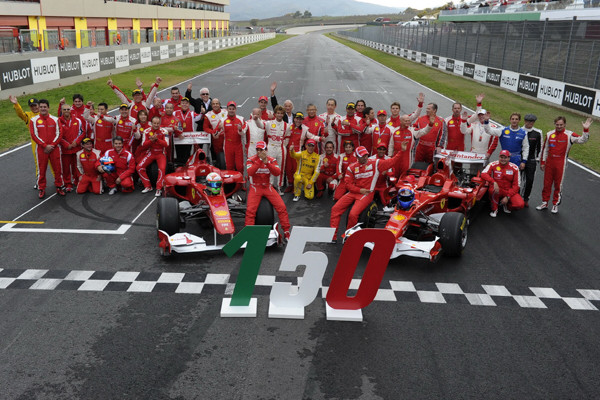 ▲ 페라리 챌린지 레이스 참가자들이 스쿠데리아 F1 차량 앞에서 포즈를 취했다.