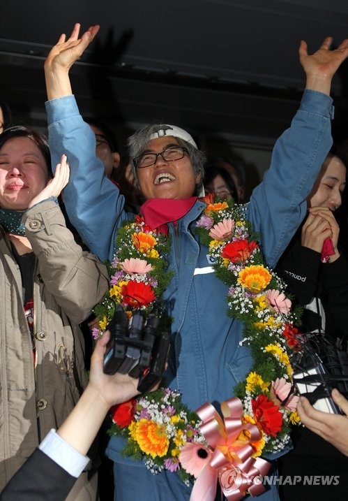 ▲ 한진중공업 정리해고에 반대해 영도조선소 내 크레인 위에서 농성을 벌여온 김진숙 민주노총 부산지역본부 지도위원이 10일 오후 농성을 풀었다. 김 위원이 영도조선소 신관 앞에서 밝은 표정으로 입장을 밝히고 있다(연합뉴스)